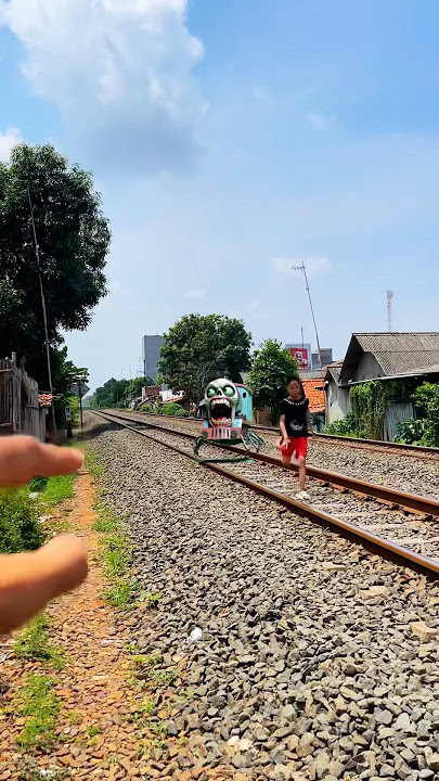 Ada yang dikejar kereta hantu!