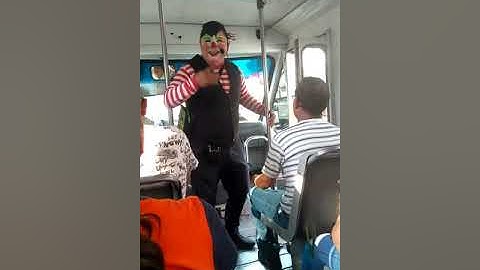 Payaso Bombochito cotorreando en el transporte público.