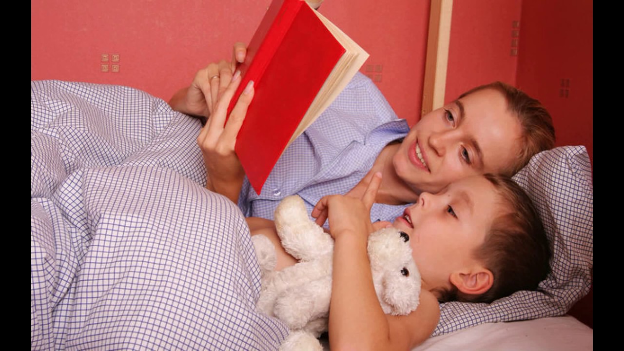 К чему снятся родители вместе. Чтение перед сном. Ребенок перед сном. Чтение на ночь детям.
