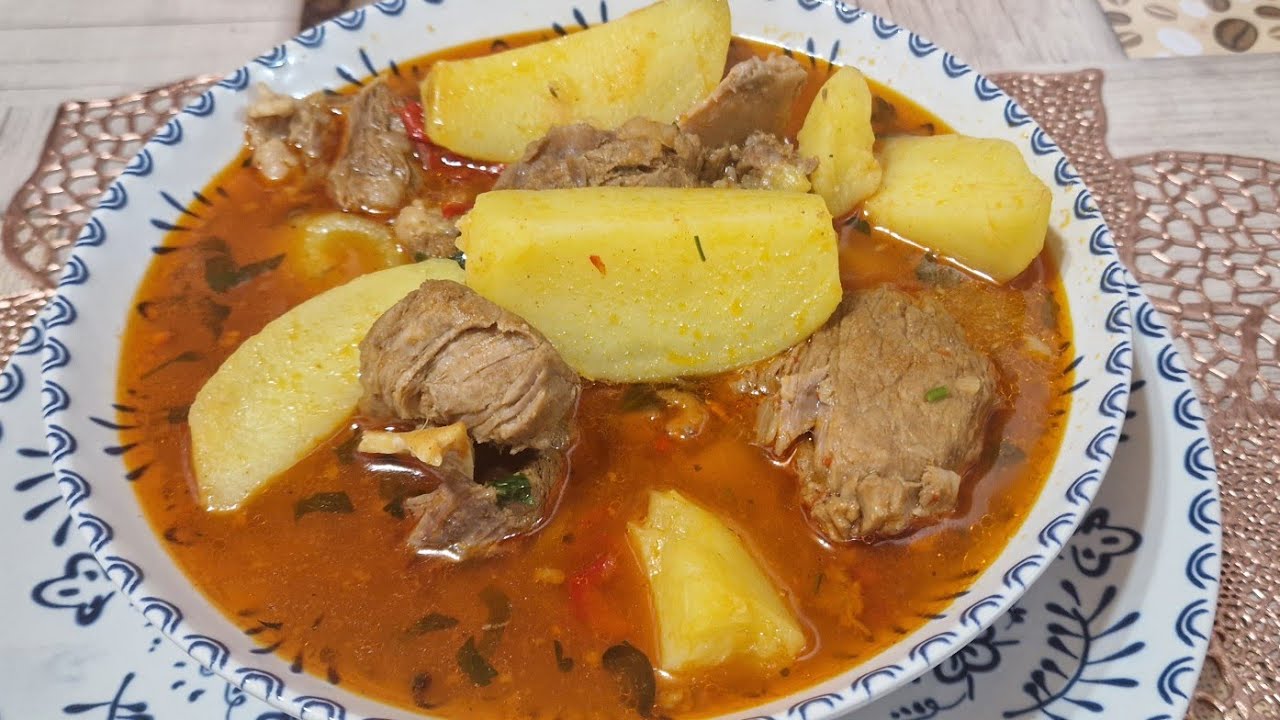 Tocăniță de Cartofi cu Carne de Porc– Rețetă Autentică Românească
