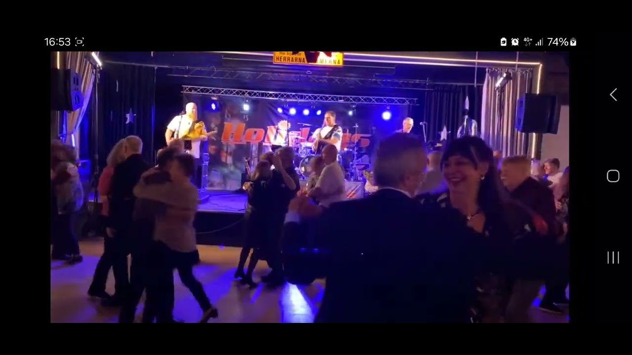 Holidays har förstärkning av Sångaren i Fernandoz ( Anders)