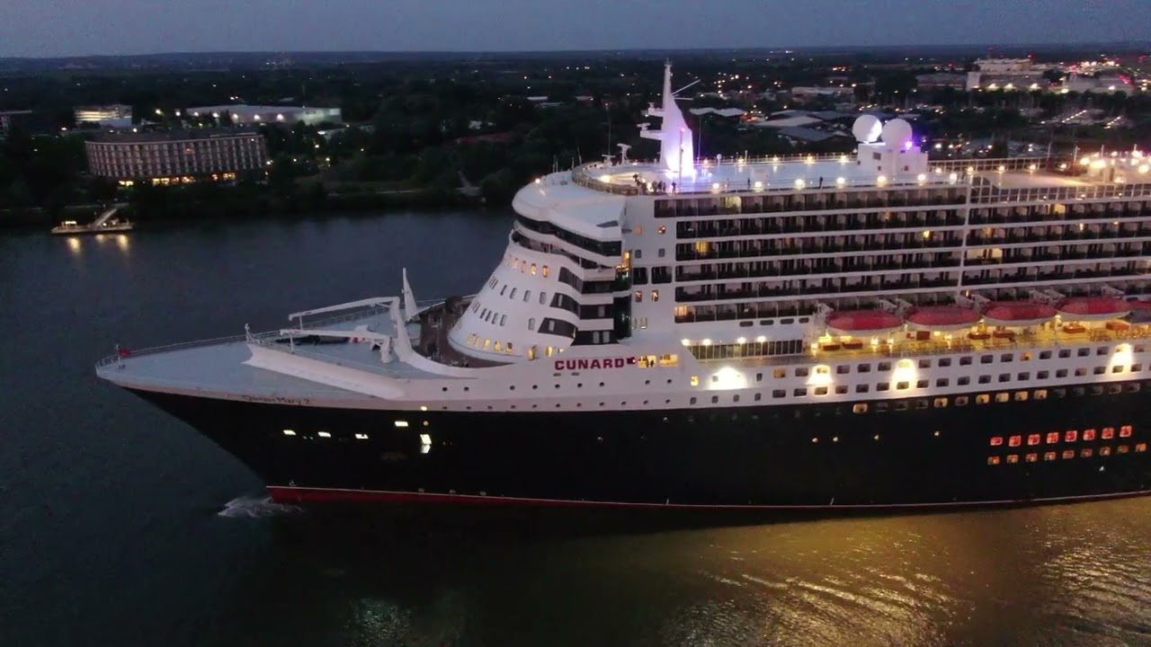 Queen Mary 2 Einlaufen Hamburg bei Sonnenaufgang 14.08.22 