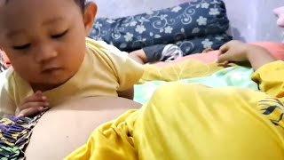 Indian Desi Village Mom Breastfeeding  Desi Maa Apne Bache Ko Doodh Pila Rhi Hai