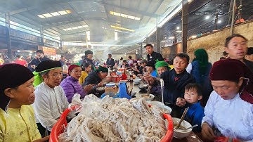 Đặc sản ăn Sập chợ phiên Mèo Vạc toàn món ngon khao người già phở nóng. Nguyễn Tất Thắng