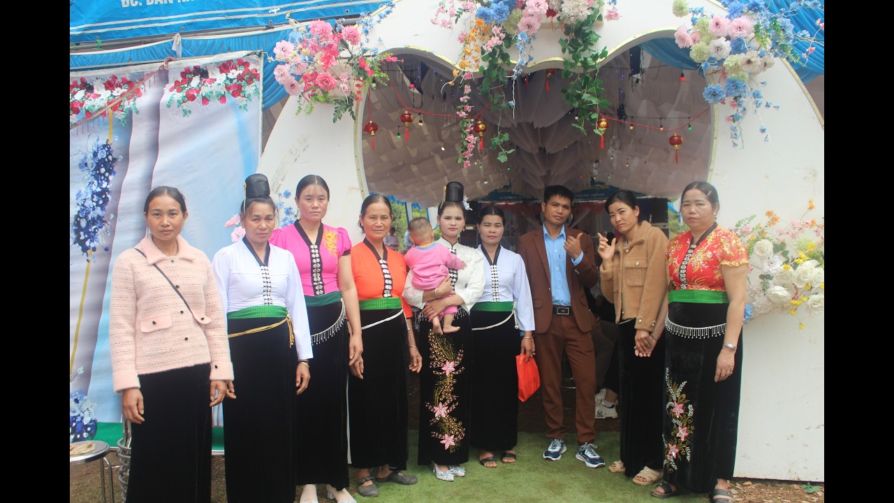 LỄ TẲNG CẨU CÔ DÂU THUÝ DOAN BẢN HỐC QUỲNH MƯỜNG KHIÊNG II HOA BAN BÓ MƯỜI