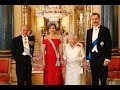 REYES DE ESPAÑA en la Cena de gala ofrecida por S M la Reina del Reino Unido