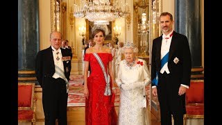 REYES DE ESPAÑA en la Cena de gala ofrecida por S M la Reina del Reino Unido