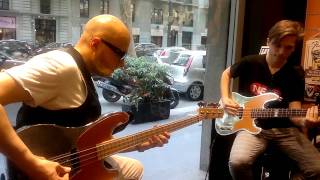 Video thumbnail of "Saturnino suona il basso"