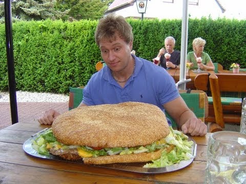 Video: Die grootste burger in die wêreld