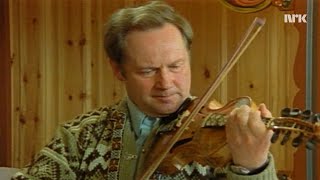 Hauk Buen - Brynjulf Olsson, gangar (hardingfele / hardanger fiddle)
1982. Hauk Buen (1933-2021) and his mother, Margit Buen (1912-1998). The tune is named after the first known fiddler in Tinn in Telemark, born c. 1700 in Numedal. An alternate name for it is Haugelåten; it was written down by the composer Johan Halvorsen and adapted for piano by Edvard Grieg. Griegs version can be found here: https://youtu.be/VY8aLu5t8uM?si=eObzx7w3Vxoh4Utl
norsk folkemusikk / Norwegian folk music / So sulla ho mor Hauk Buen - Brynjulf Olsson, gangar (hardingfele / hardanger fiddle)