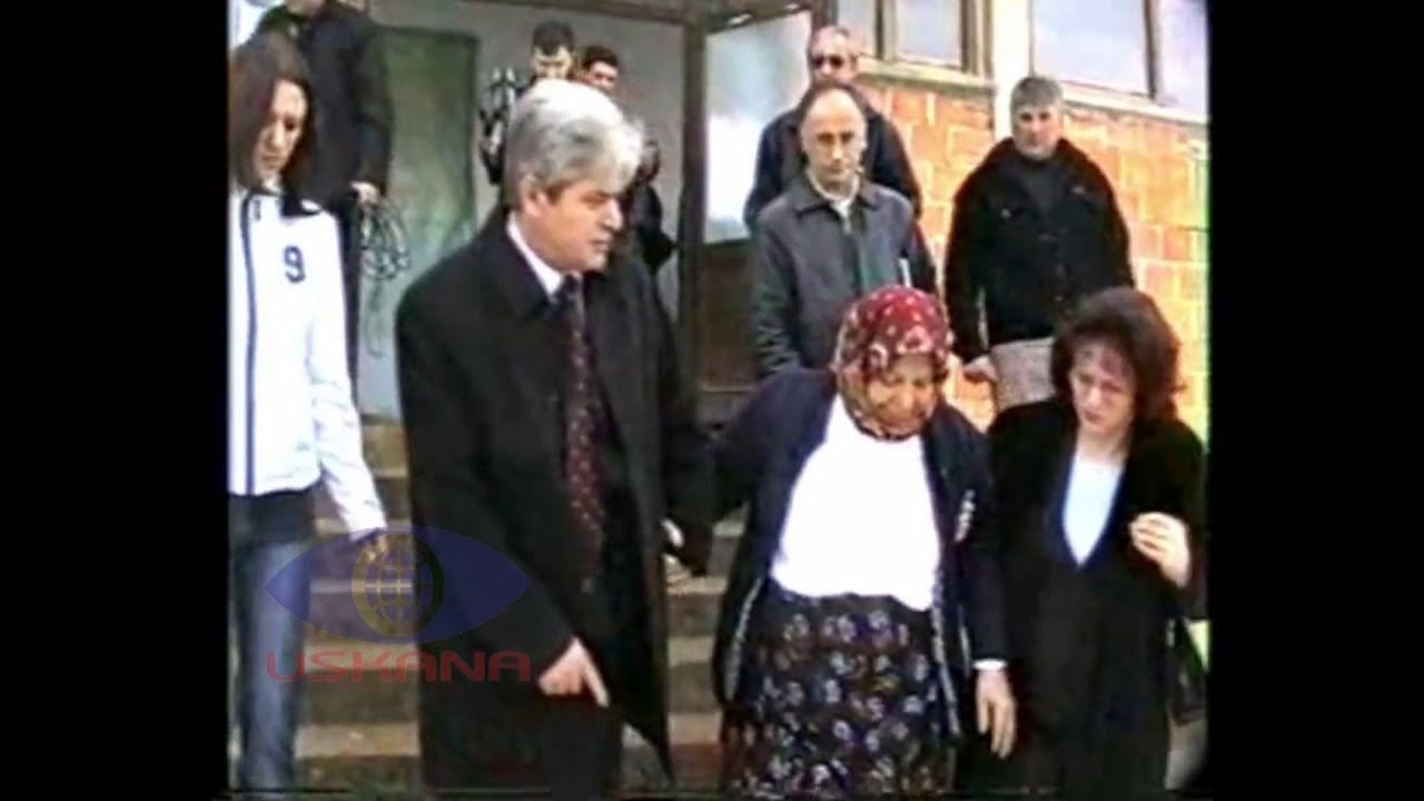 Nga votimi i liderit të BDI-së Ali Ahmeti  së bashku me nënën e tij në vitin 2005.