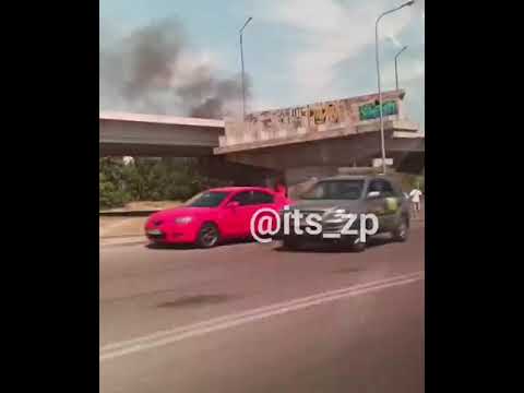 В Запорожье возле мостов Преображенского вспыхнул автомобиль