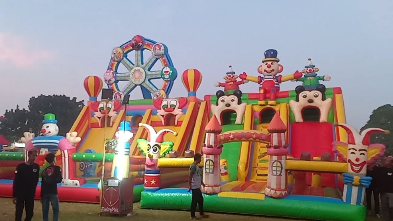 menemukan 2 buah istana balon,super tinggi dan besar