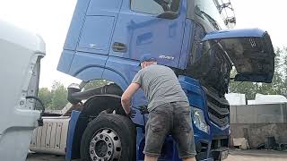 Mercedes Actros подымаю кабину. ТНВД завоздушило.