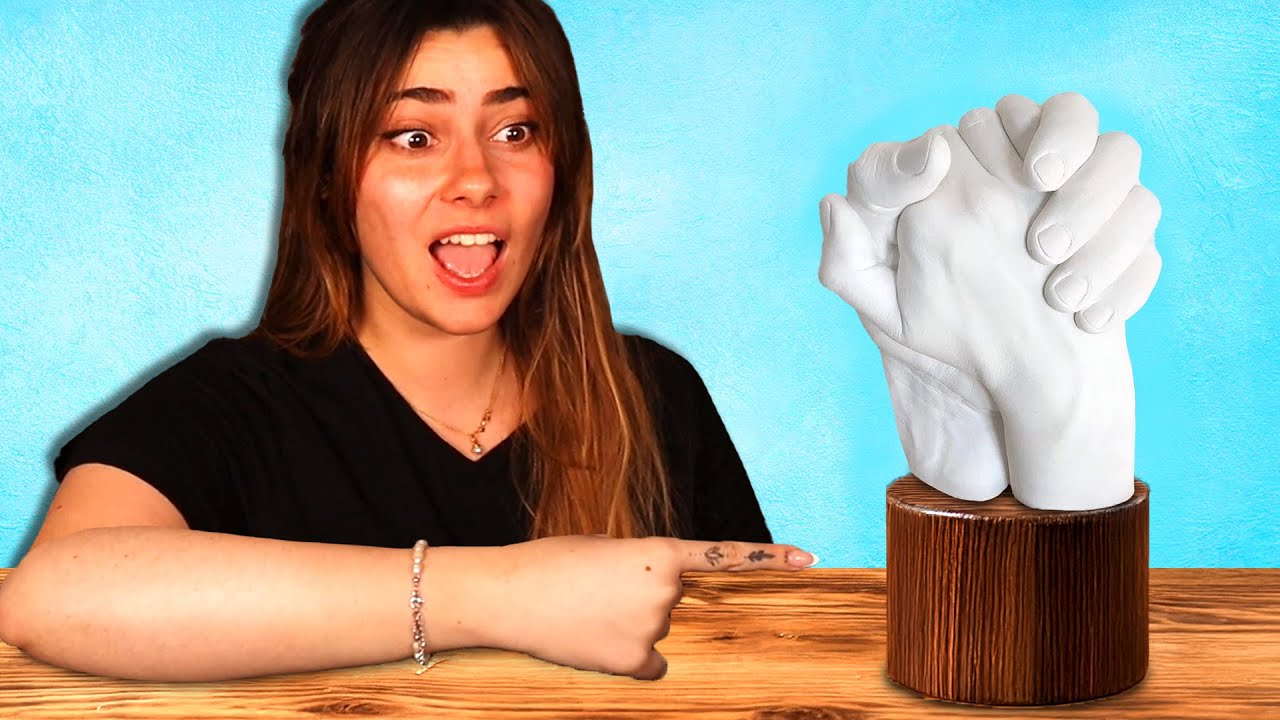 KENDAL E CARLY FANNO IL CALCO DELLE MANI CON IL GESSO