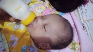 Lagi Nemenin Dede Kinara Bobo Sambil Nyusuin