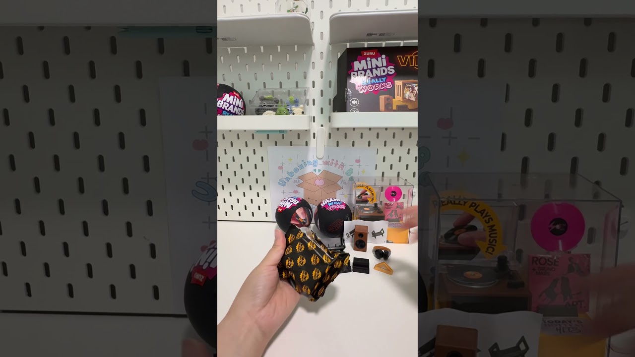 Accessories? What is in a Zuru Mini Brands Really Works Vinyl Play