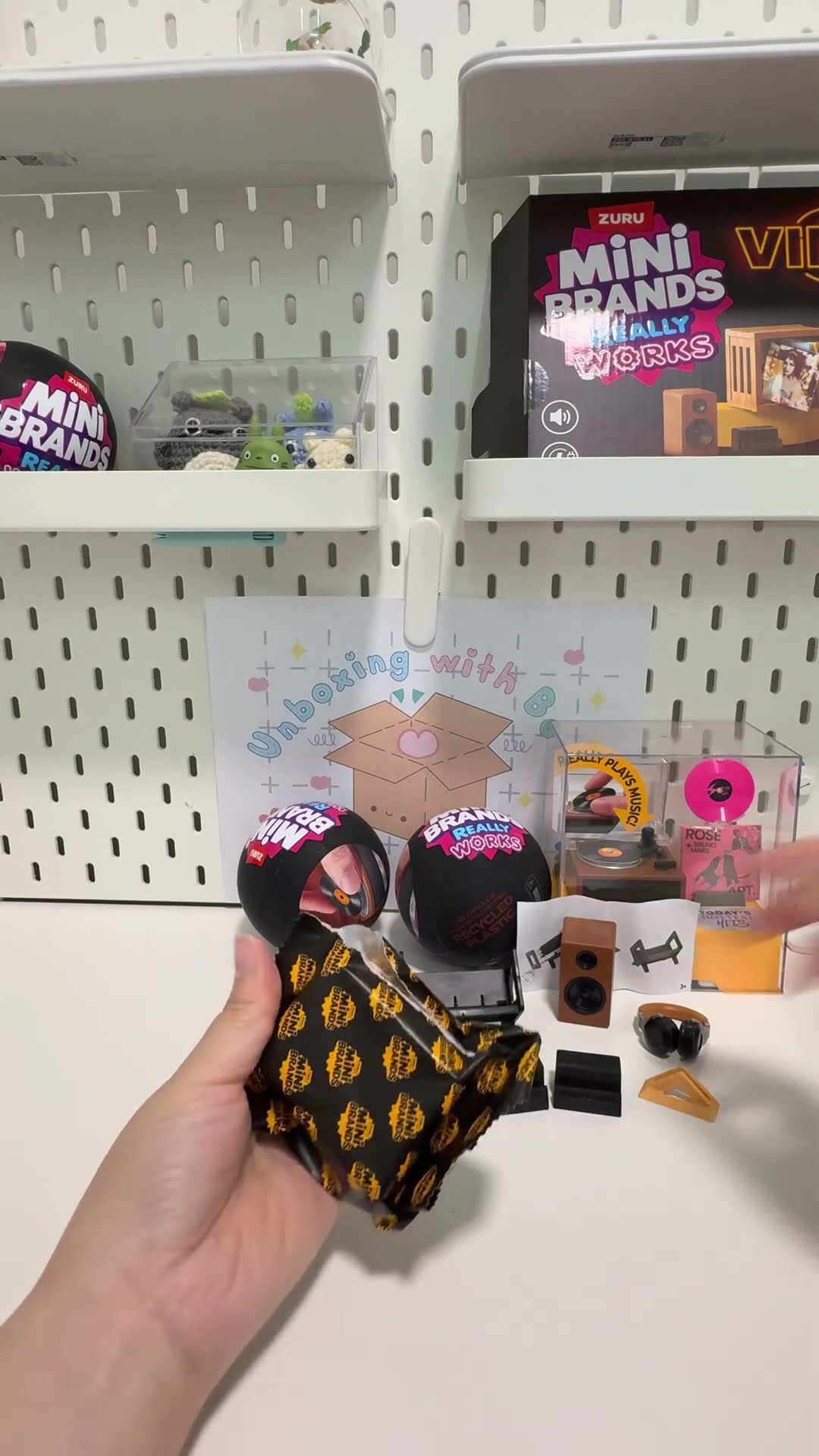 Accessories? What is in a Zuru Mini Brands Really Works Vinyl Play
