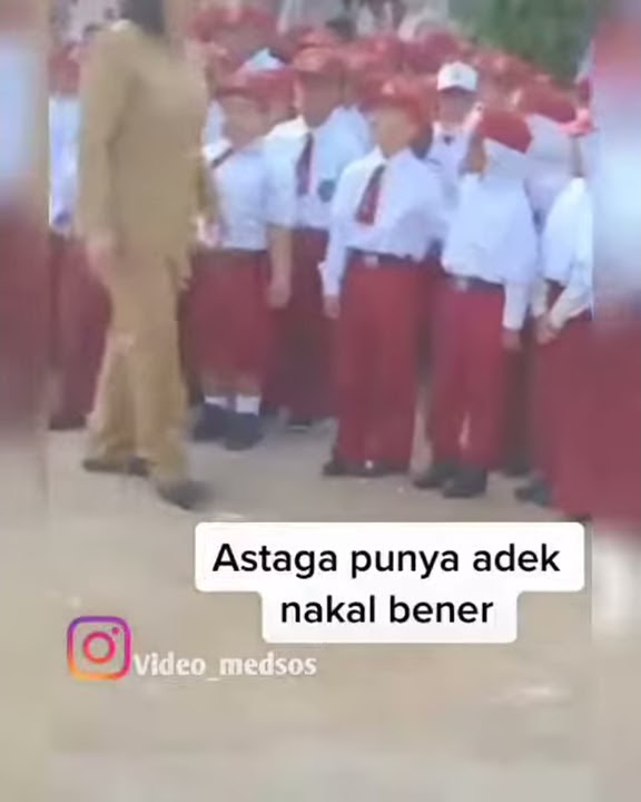 Lucu nakalnya anak SD salah posisi berbaris malah ngeledekin gurunya hahaha adeknya siapa ini?