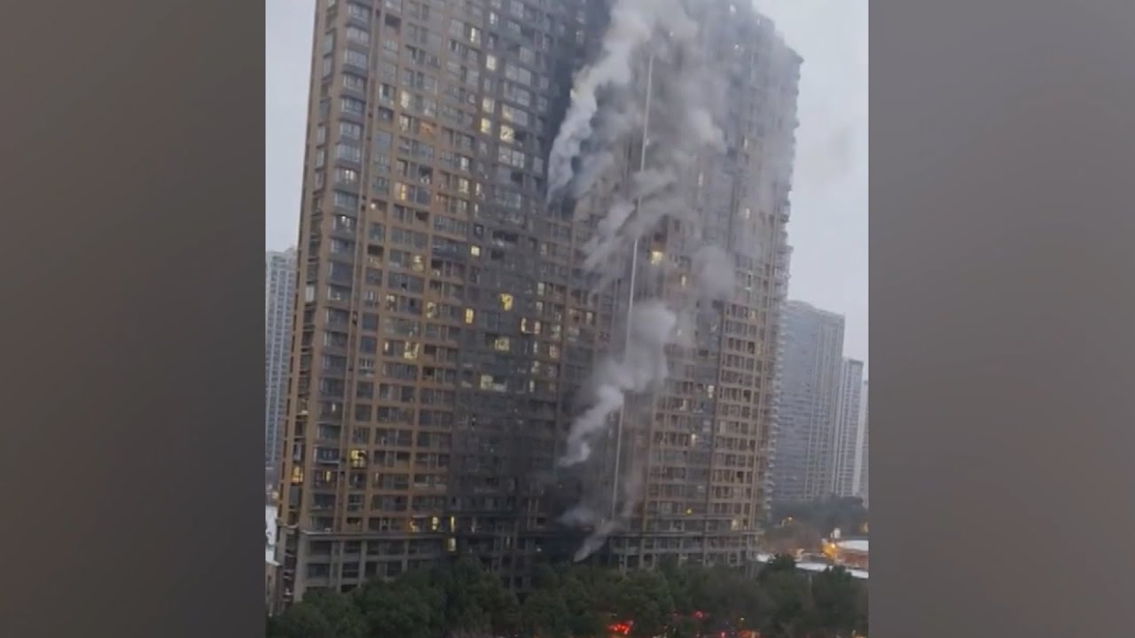 Огонь охватил этажи жилого дома. Крупный пожар в китайском Нанкине забрал жизни 15 человек