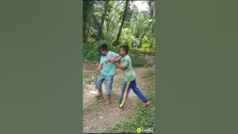 budak sekolah bergaduh