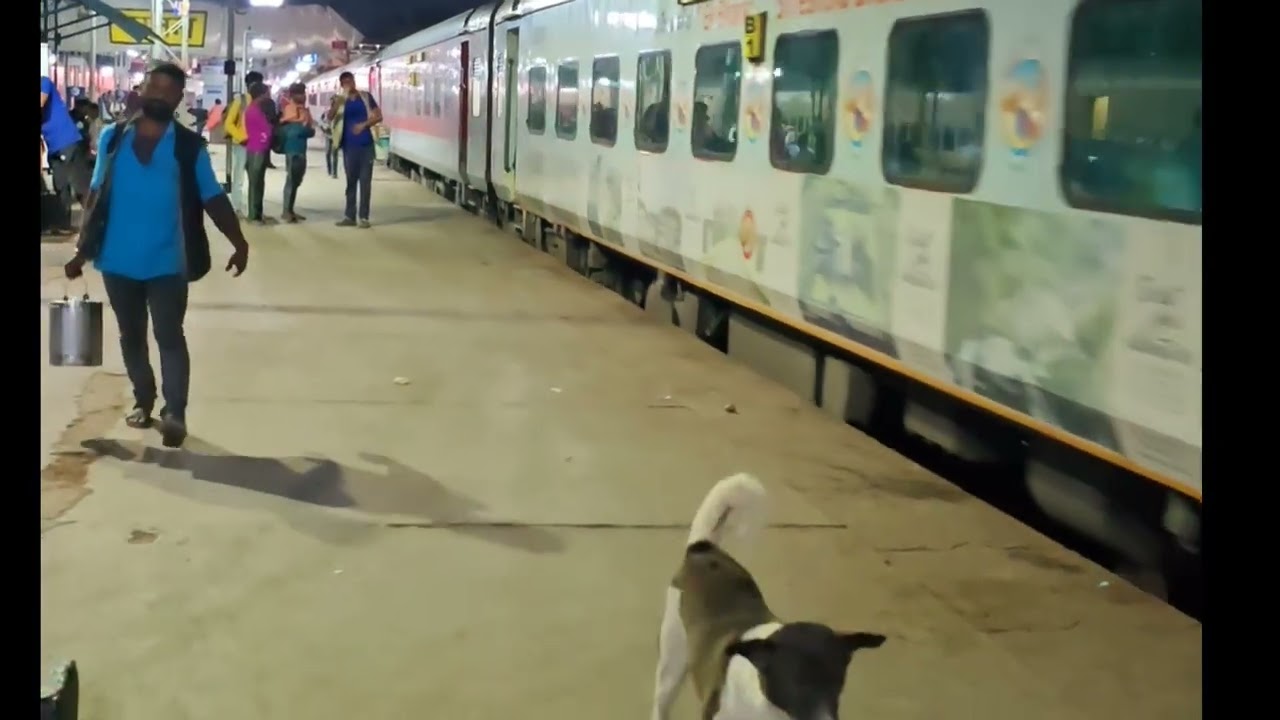 Pune Danapur express arriving on satna junction 