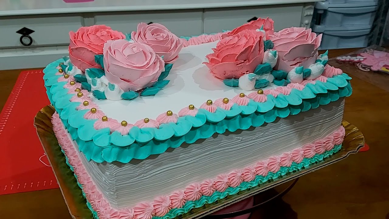 Foto de Bolo Quadrado Com Flor Buttercream e mais fotos de stock