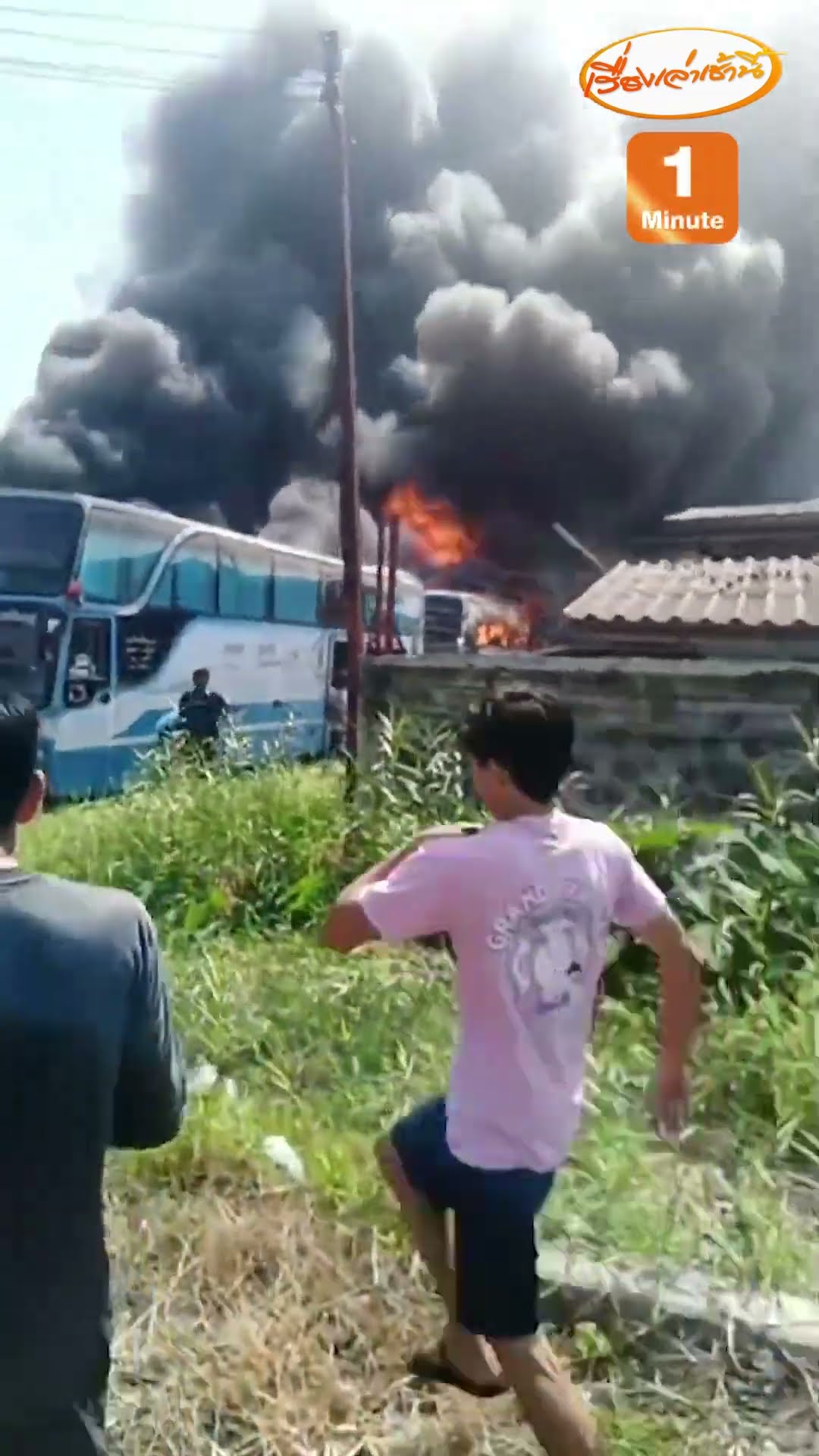 ระทึก! ไฟไหม้อู่รถทัวร์ ย่านบางแค