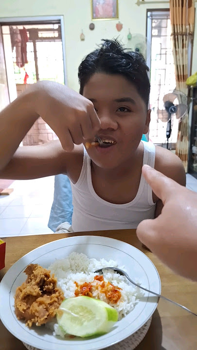 Fariz pake ayam geprek eh telor ceplok ayah diambil #shorts