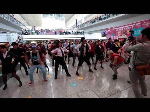 Video: Wo Man Am Hong Kong International Airport Isst Und Trinkt