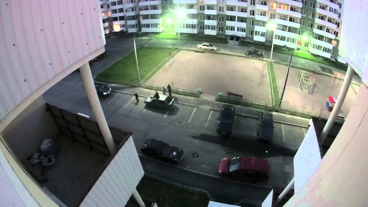 Танцуют возле машины Танцуют возле машины