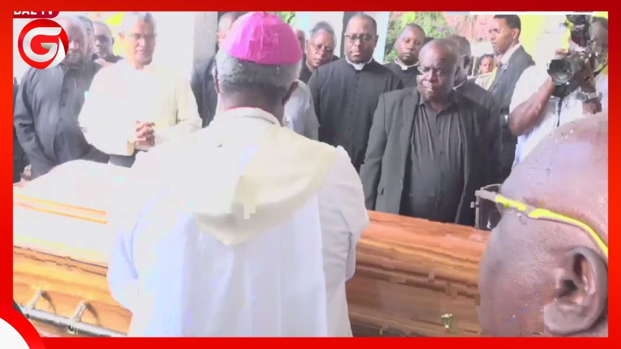 JENEZA LA KARDINALI PENGO LILIVYOINGIZWA KANISANI - ASKOFU RUWAICHI AWEKA BIBILIA JUU ya JENEZA...