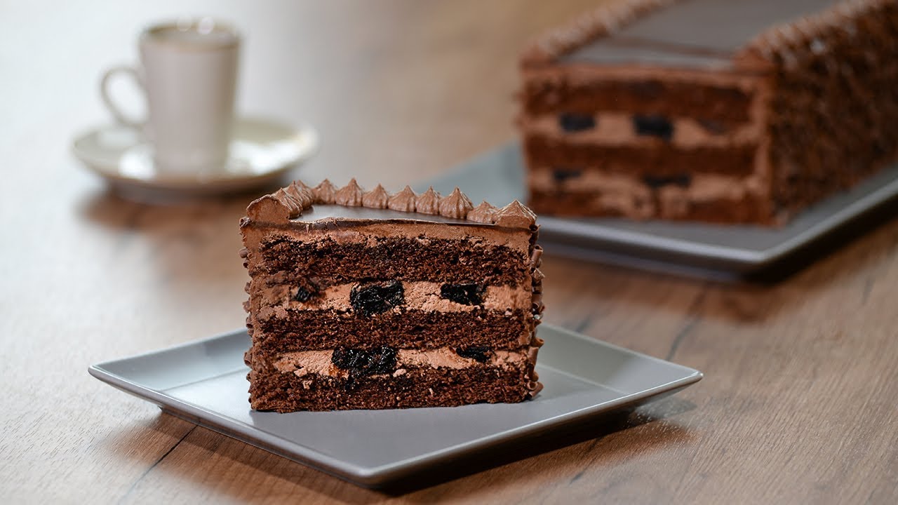Шоколадный торт с орехами и черносливом