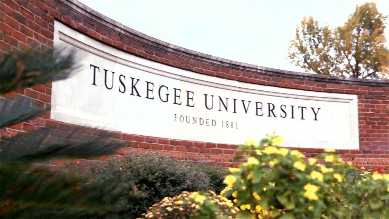 Booker T. Washington Invites Carver to Tuskegee