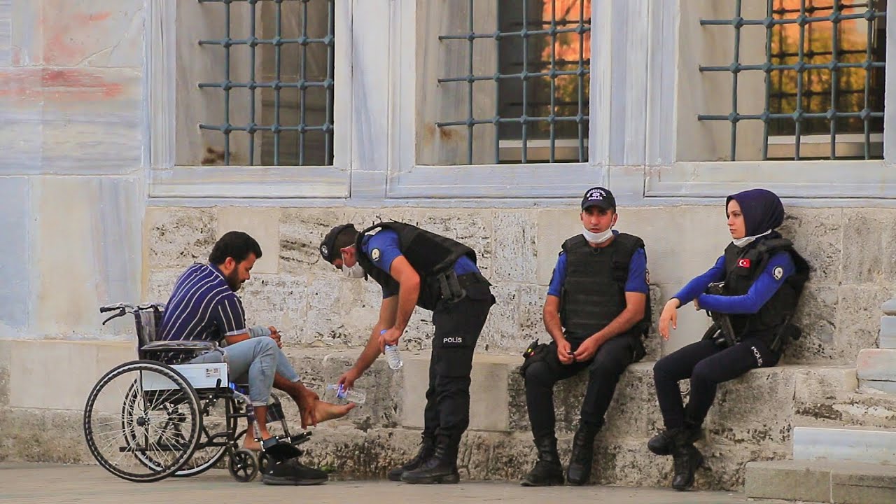 ⁣شاهد رد فعل الظابط التركي عند رؤية شاب عربي معاق يحاول ان يتوضأ