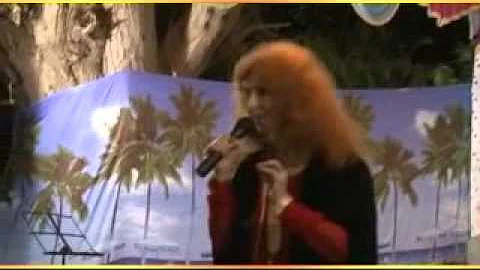 Lee-Alison Sibley sings "You'll Never Walk Alone"