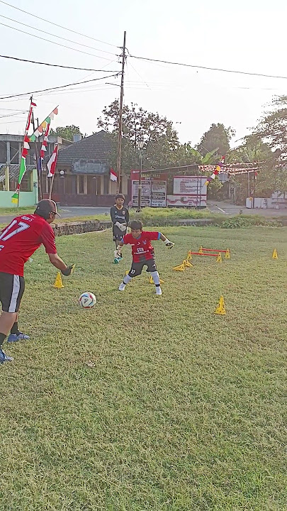 latihan dasar kiper usia 9 tahun #football #kiper #goalkeeper #sepakbola #ssb