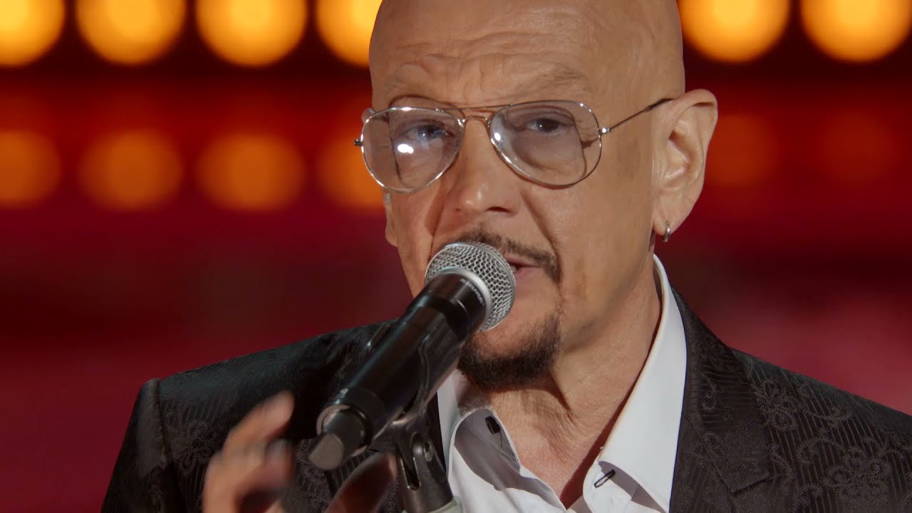 Enrico Ruggeri canta "Nuovo swing" a Musicultura 2021