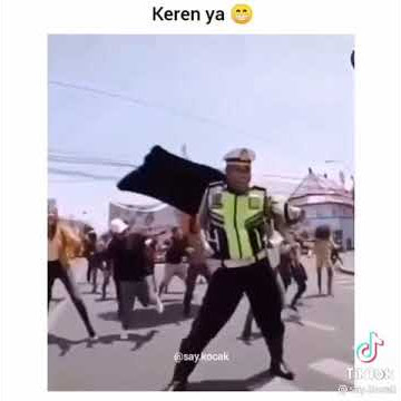 polisi dan warga joged di lampu merah virall di tiktok 2021