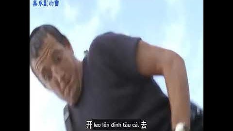 Giữa đại dương bao la hai người đàn ông bị cá mập tấn công