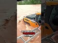 Choc sur le Chantier : Une Pelleteuse Menacée par le Courant, Il la Sauve de Justesse ! 🌊🚜