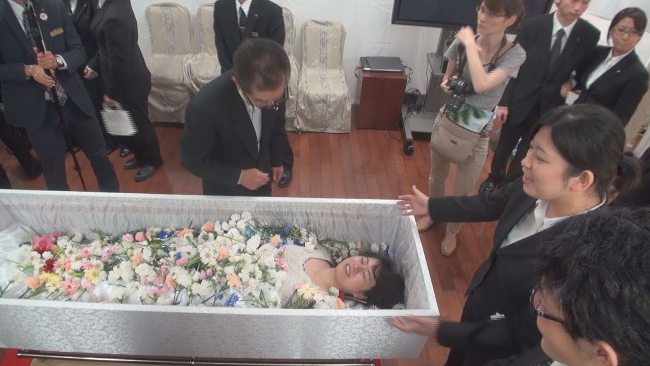 祭壇にウエディングドレス 式目前で亡くなった花嫁の告別式 模擬 神奈川新聞 カナロコ