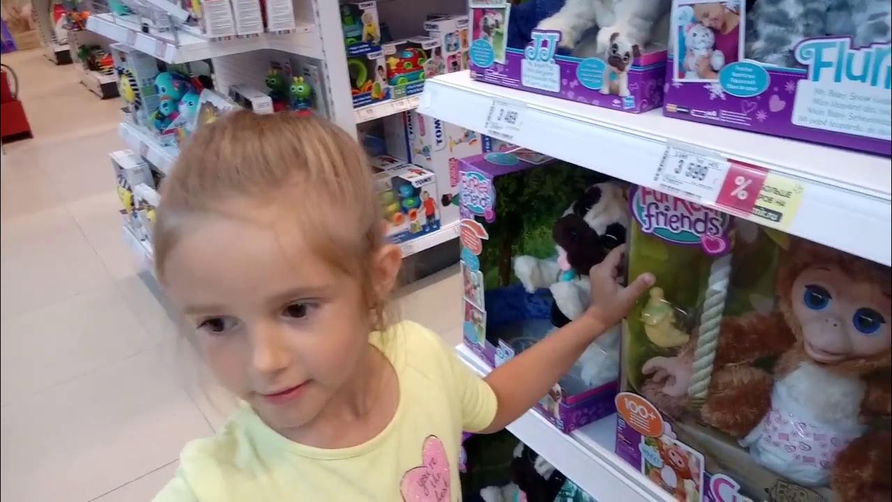 Удивительный мир хеллоу китти. Девочка играет в комнате с деревянной игрушкой. Девочка играет в комнате с деревянной игрушкой. Девушки тестируют игрушки. Тестирует игрушки девочка.