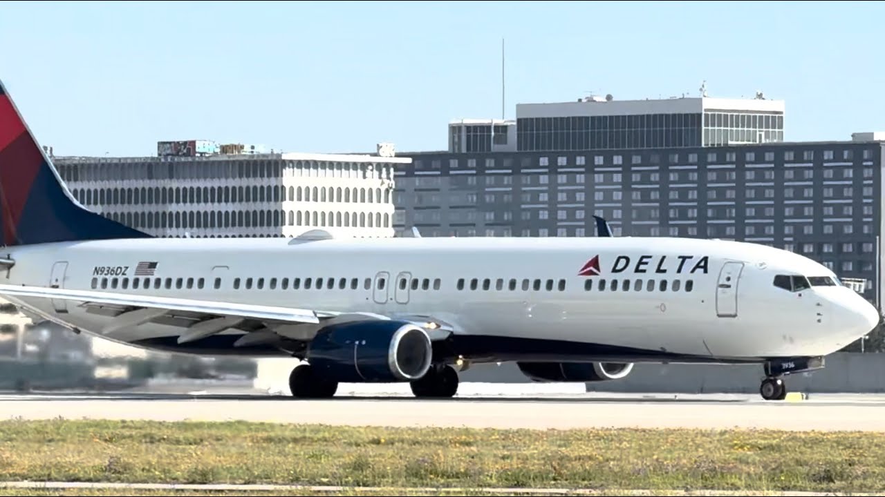 LAX favorite place to relax with airplanes landing 