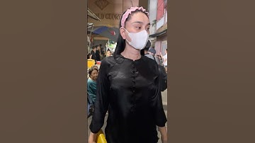 Ca sĩ Lâm Khánh Chi ra về sau khi đến viếng tag lễ Nsut Ngọc Trinh