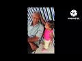 mira como esta niña ora  por su abuelo para que deje la bebida dios la bendiga