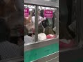 女性専用車両に乗車する男性客を警備員が追い払う（埼京線池袋駅の205系）