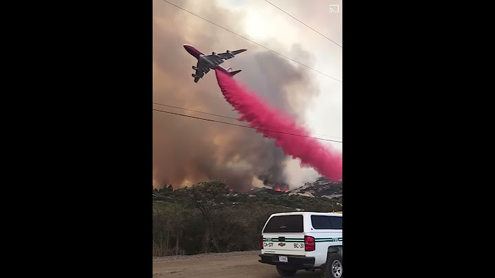 Boeing 747 Dropping Fire Retardant on California Fire