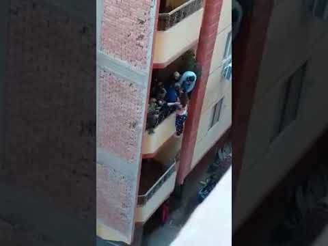 رجل رمى مراته من البلكونه هي الناس جرالها ايه