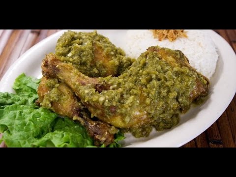 Resep Cara Membuat Ayam Goreng Penyet Sambal Ijo - YouTube